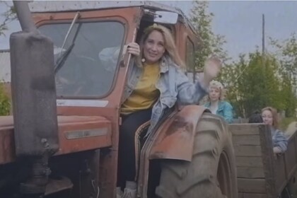 Родители поздравили выпускников клипом на песню «Сектора Газа» и утопили трактор