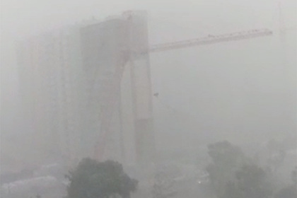 В Подмосковье ураган опрокинул строительный кран и попал на видео