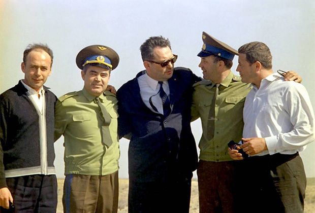 Экипаж космического корабля «Союз-11» с главным конструктором Василием Мишиным и космонавтом Андрияном Николаевым (второй слева) перед полетом. Июнь 1971 года