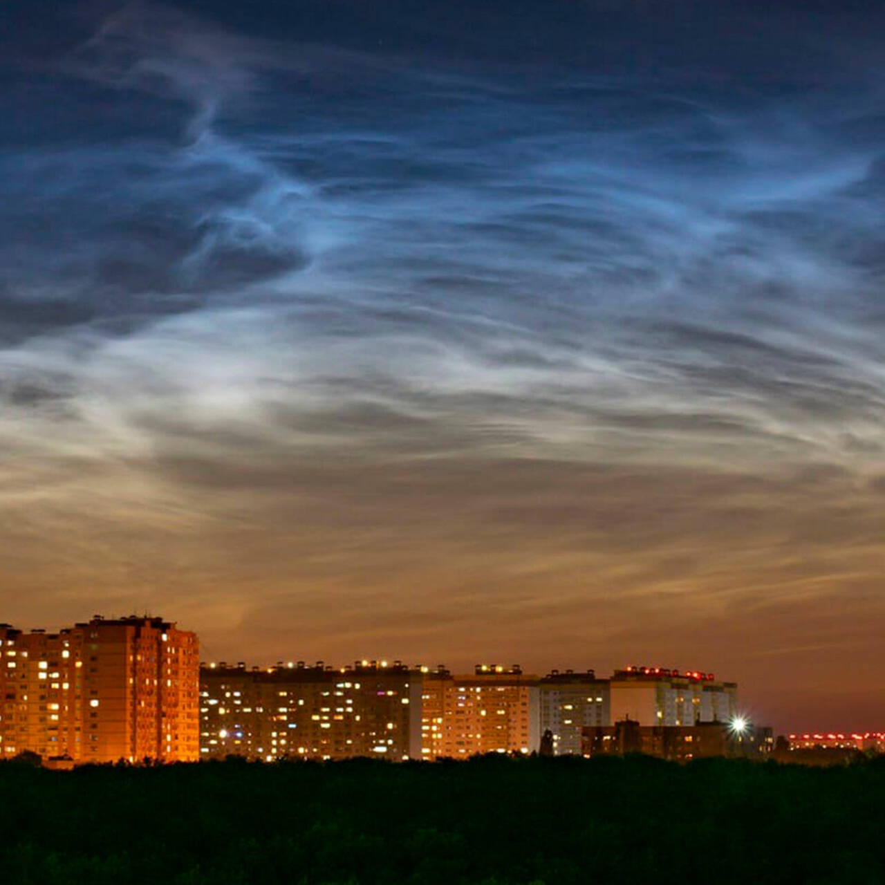 Небо воронеж. Серебристые облака Воронеж. Северное сияние в Воронеже в небе. Серебристые облака явление. Серебристые облака в Москве.