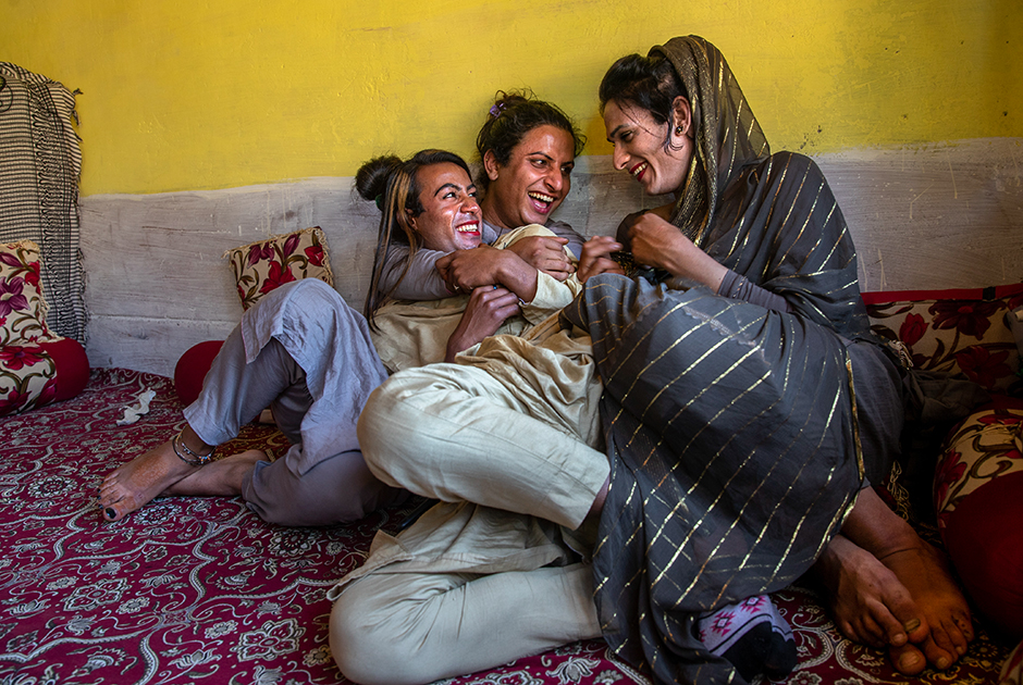 По официальным данным, собранным в 2011 году во время переписи населения, в индийском Кашмире около четырех тысяч трансгендерных людей. В действительности их почти наверняка больше. Трансгендерность часто скрывают от окружающих, потому что признание грозит позором, разрывом отношений с семьей и попросту опасно для жизни. Многим трансгендерным кашмирцам приходится бежать из дома еще в юности, несмотря на риск остаться без крыши над головой, без образования и без денег. 
