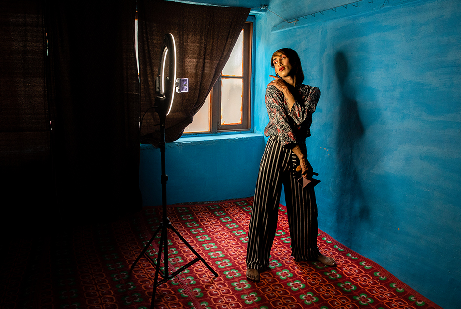 19-летняя трансгендерная женщина Ману Бабо живет в Сринагаре — самом большом городе индийского региона Джамму и Кашмир. Чтобы зарабатывать на хлеб, она самостоятельно выучилась на визажиста и стала привлекать клиентов через Instagram и YouTube, когда заработал интернет. 