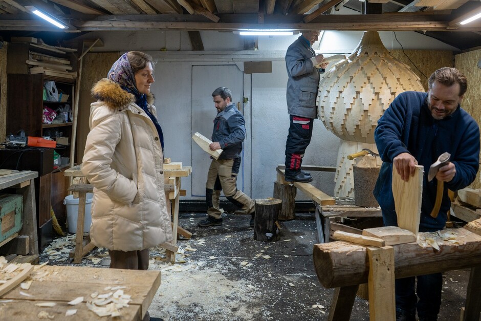 Мастерская фонда «Вереница» в Москве, где желающих обучают плотницкому делу.