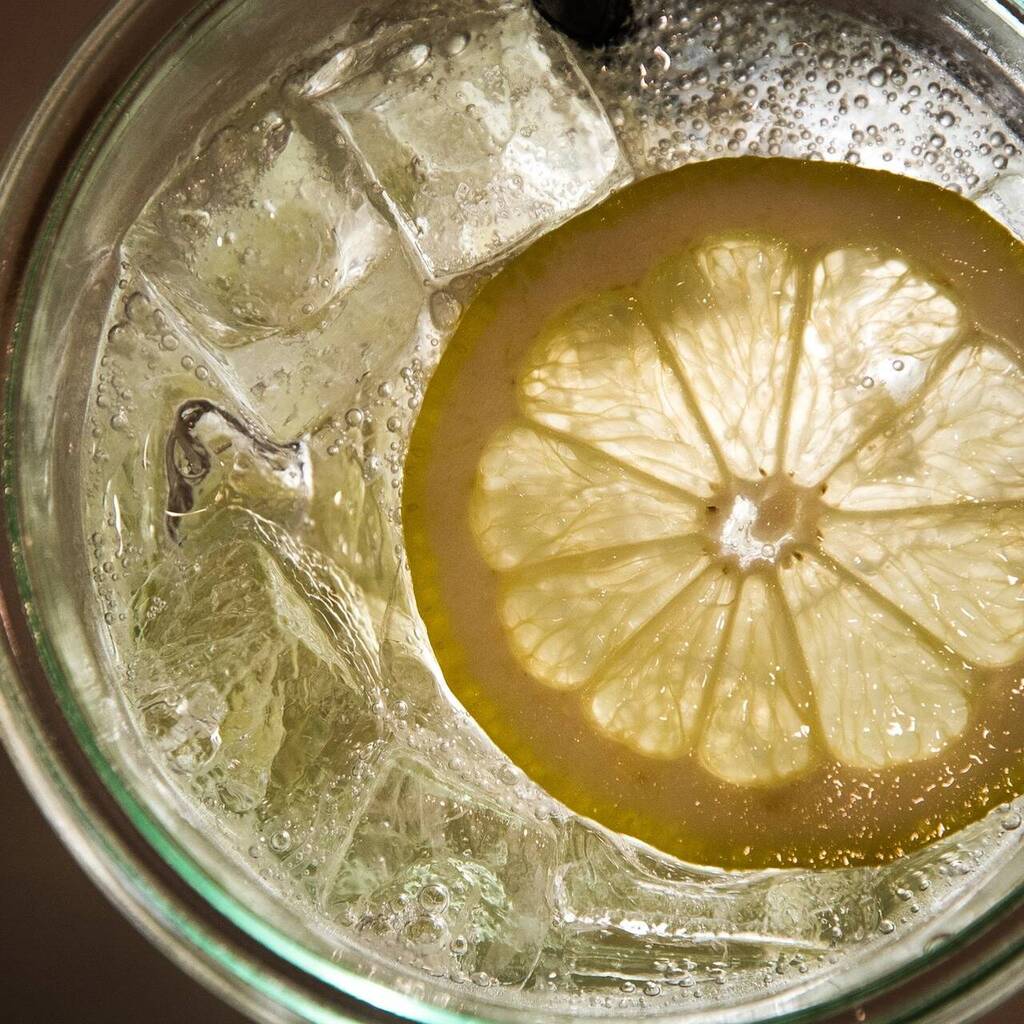 Уксус лимон вода. Вода с лимоном в бутылке. Сок лимона при стирке.