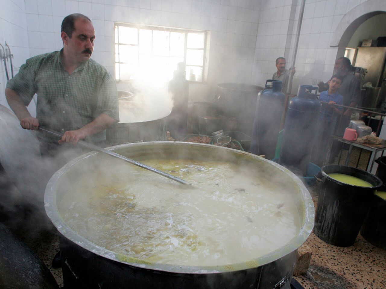 Повар упал в чан с кипящим куриным бульоном и умер: Происшествия: Из жизни:  Lenta.ru