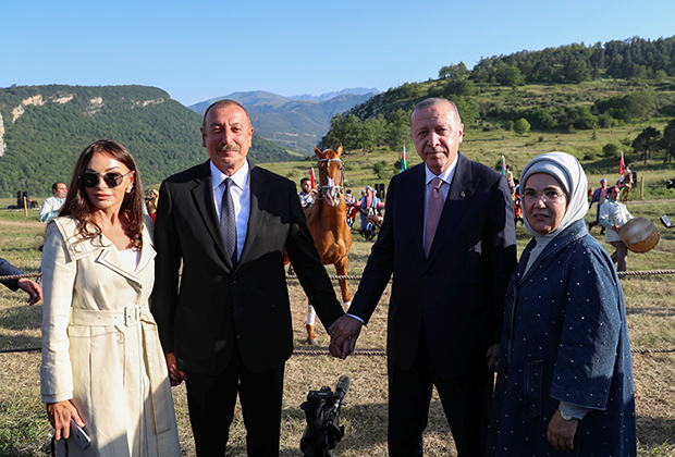 Ильхам Алиев (слева) и Реджеп Тайип Эрдоган (справа) с супругами в Нагорном Карабахе