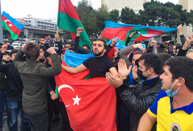 Азербайджанцы празднуют захват Шуши