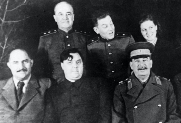 В нижнем ряду: Лазарь Каганович, Георгий Маленков, Иосиф Сталин
