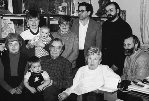 Георгий Маленков (в центре) с семьей