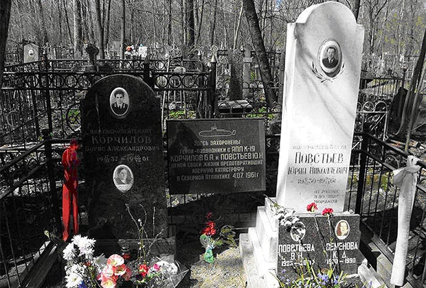 Могилы подводников с К-19 Бориса Корчилова и Юрия Повстьева на Красненьком кладбище в Санкт-Петербурге