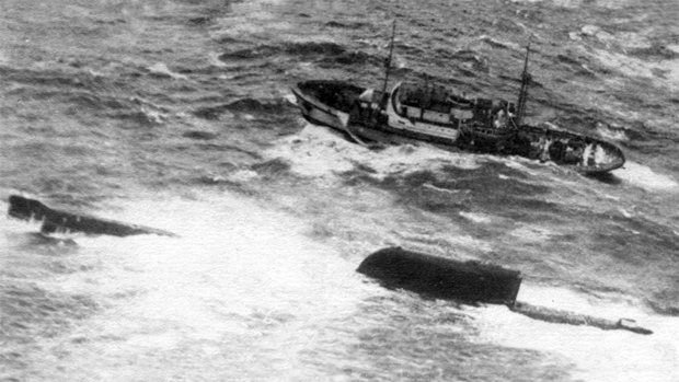 К-19 терпит бедствие в Атлантическом океане. Рядом — спасательный буксир «СБ-38»