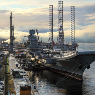 Крейсер «Адмирал Кузнецов» на причале судоремонтного завода в Мурманске