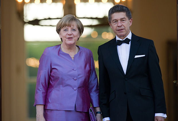 Меркель с супругом на государственном банкете в Берлине с королевой Великобритании Елизаветой II и принцем Филиппом 