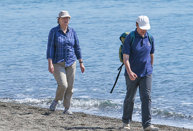 Меркель с мужем у моря во время отдыха на острове Искья (Италия)