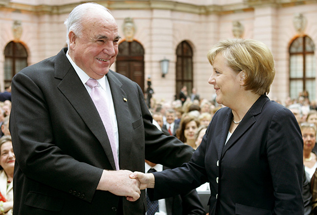 Ангела Меркель приветствует бывшего канцлера Германии Коля во время церемонии открытия Немецкого исторического музея в Берлине