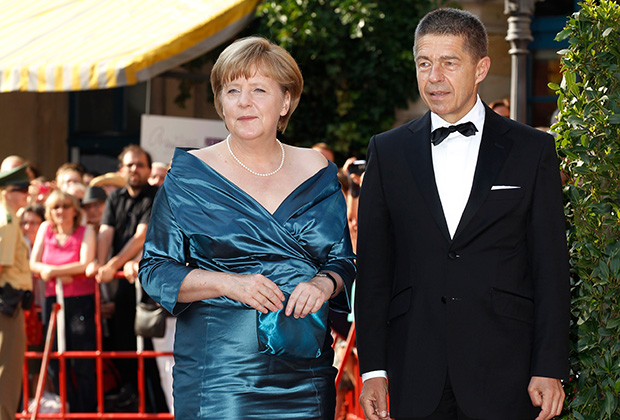 Ангела Меркель в коктейльном платье с мужем Йоахимом Зауэром