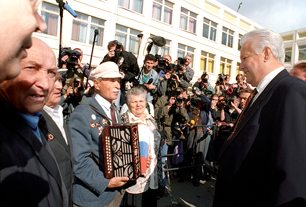 Выборы президента РФ и мэра города Москвы. Президент РФ Борис Ельцин встретился с москвичами у избирательного участка в Крылатском. Москва, 16 июня 1996 года