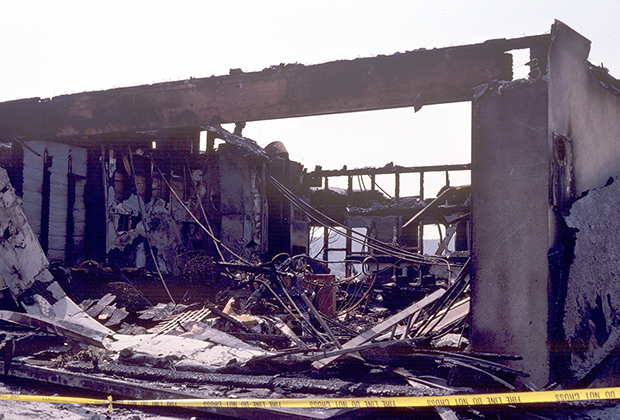 Одно из уничтоженных огнем Орра зданий в Глендейле, 1990 год