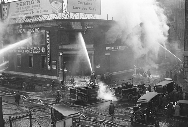 Нью-йоркские пожарные тушат пожар в студии звукозаписи. 1929 год