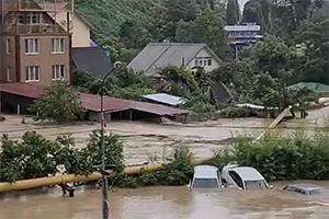 Вой сирен, затопленные улицы и уплывшие машины: наводнение в Сочи глазами очевидцев
