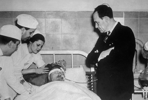 18 сентября 1940 года. Лев Троцкий (в центре) после покушения