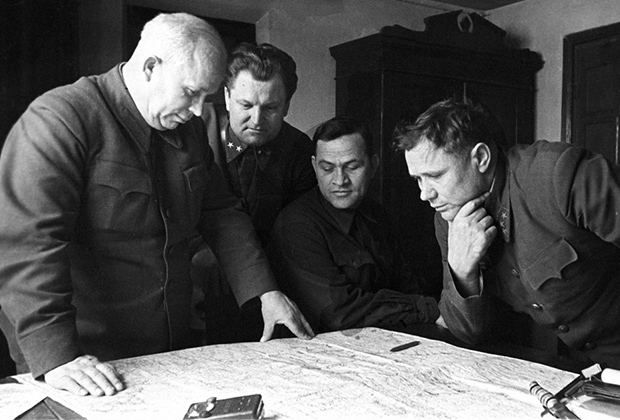 Секретарь КП(б) Украины Никита Хрущев (крайний слева) на совещании. Сталинград, 1 декабря 1942 года
