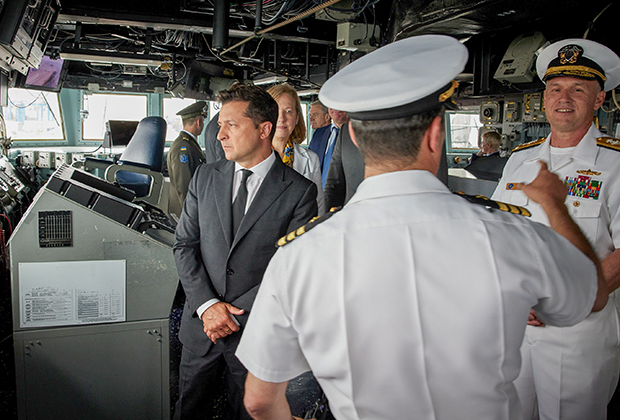 Владимир Зеленский на борту американского эсминца USS Ross во время учений Sea Breeze 2021