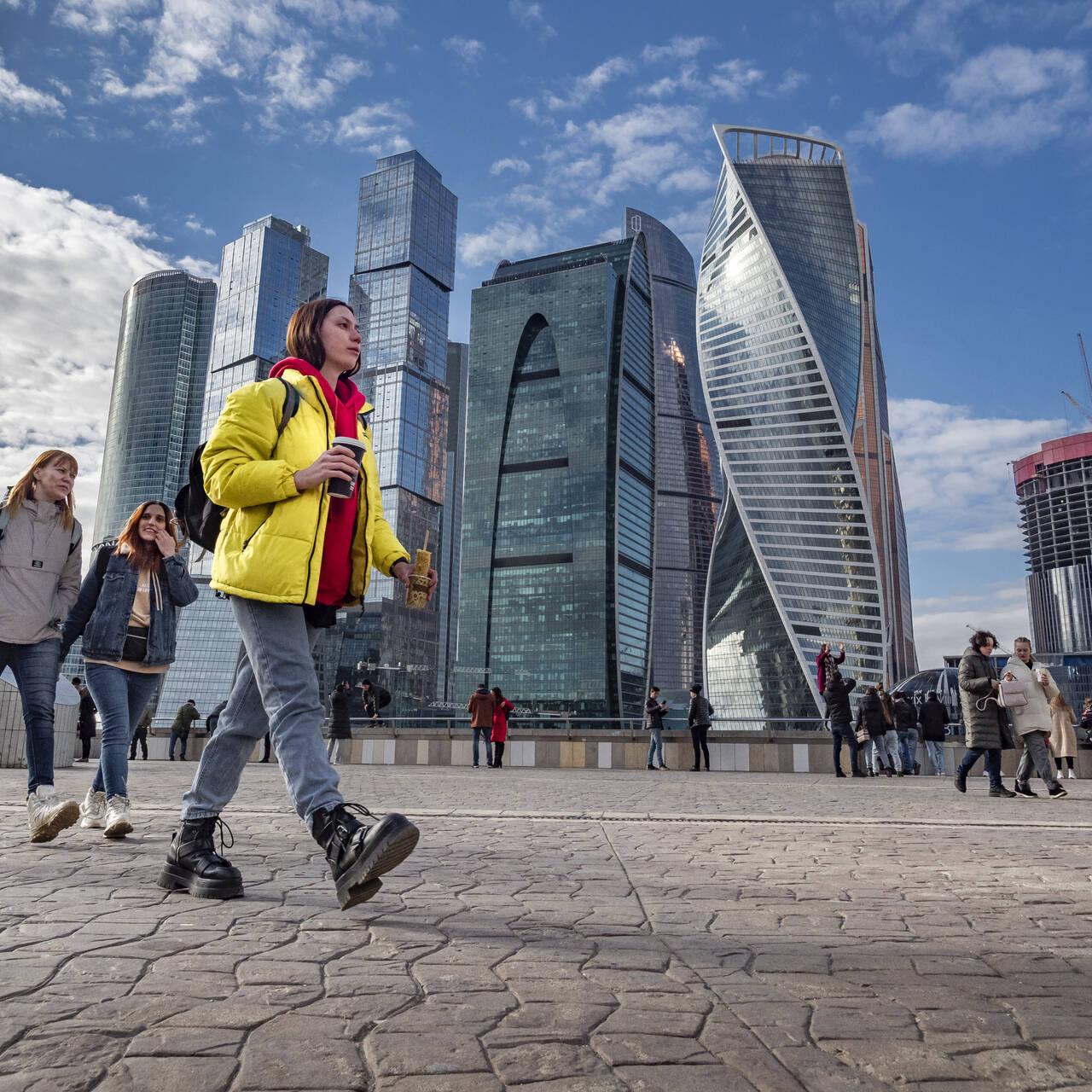 Смотрящий москвы 2019. Самое дешевое Москва Сити. Москва Сити фото людей днем. ТВ центр Москва Сити реклама 2019.