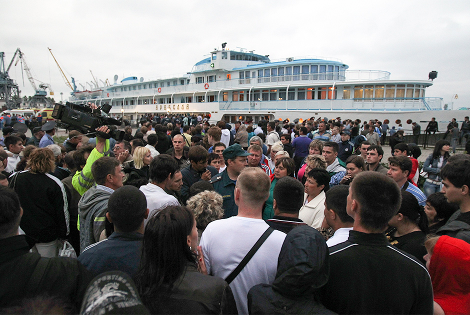 Родственники и сотрудники спасательных служб встречают теплоход «Арабелла», который доставил пострадавших с затонувшего судна «Булгария» в речной порт Казани