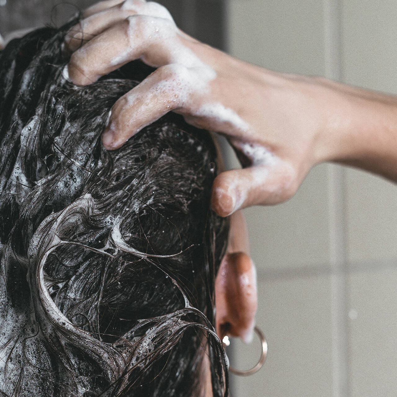 После мытья волосы сухие. Маска для волос перед мытьем головы. Значок мытье головы. Чёрное мыло для головы с женщинами. Сколько шампуня уходит на мытье головы.