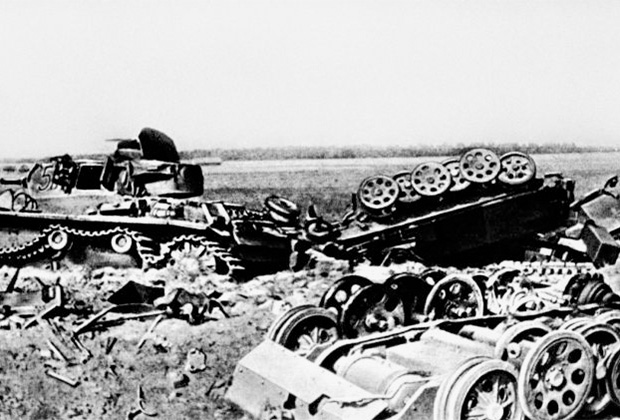 Подбитая немецкая бронетехника перед позициями 388-го полка
