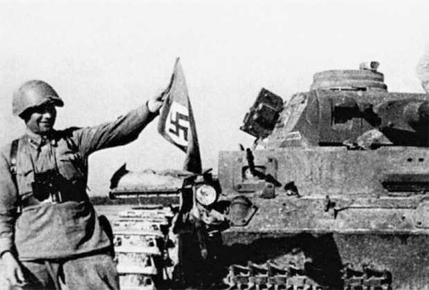 Командир третьего батальона 388-го полка капитан Дмитрий Гаврюшин на фоне подбитых танков
