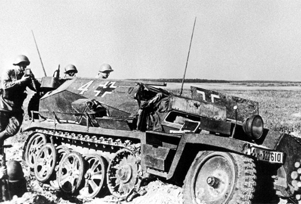 Бойцы 388-го полка осматривают немецкий бронетранспортер Sd.Kfz.253 le Beob.Pz.Wg