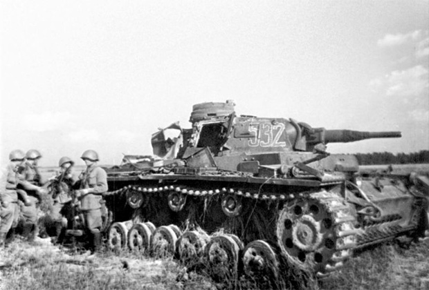 Красноармейцы на фоне подбитого танка Pz.Kpfw. III Ausf. E 