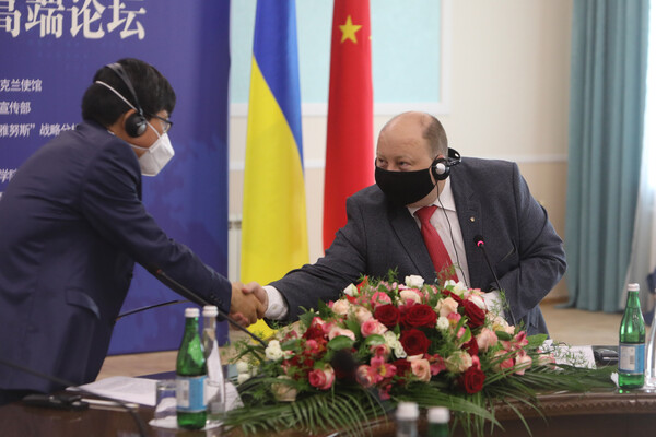 Министр кабинета министров Украины Олег Немчинов и посол Китая на Украине Фань Сяньжун