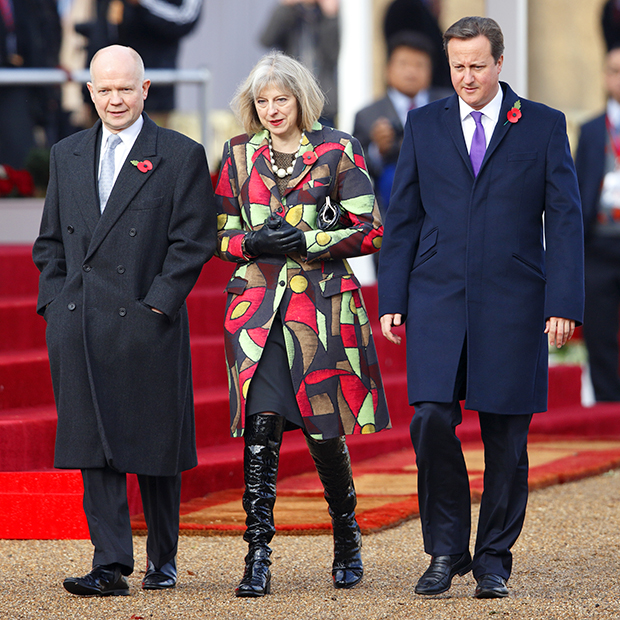Министр иностранных дел Уильям Хейг, министр внутренних дел Тереза Мэй и премьер-министр Дэвид Кэмерон на церемонии встречи президента Республики Корея Пак Кын Хе в Лондоне, 5 ноября 2013 года 