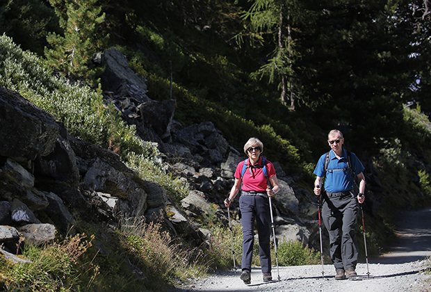 Тереза Мэй гуляет с супругом Филипом по лесу в Альпах, август 2016 года
