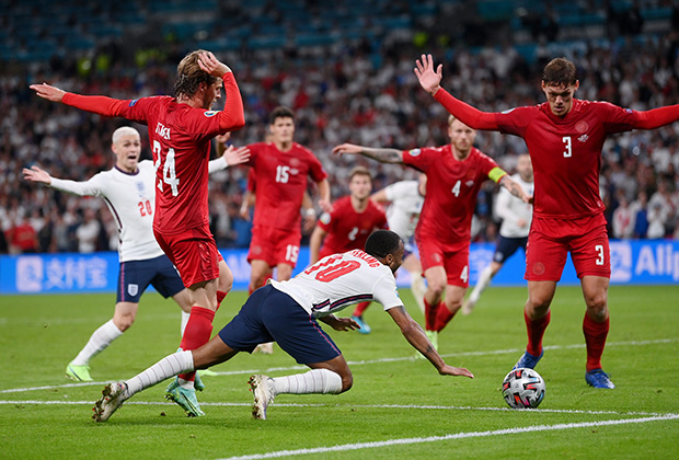 Момент с падением Рахима Стерлинга в матче Дания — Англия