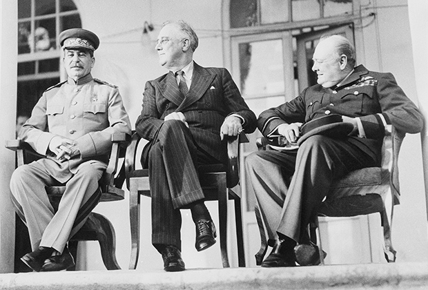 Иосиф Сталин, Франклин Рузвельт и Уинстон Черчилль на встрече в Тегеране (Иран) 7 декабря 1943 года