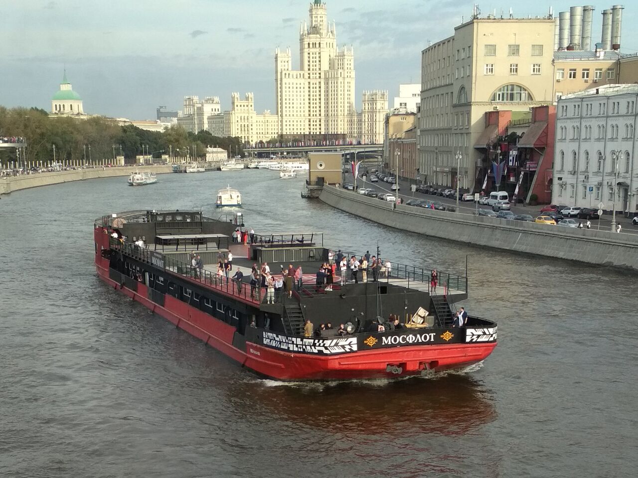 Теплоход в Москве дважды попал под угрозу штрафа в миллион рублей:  Общество: Россия: Lenta.ru