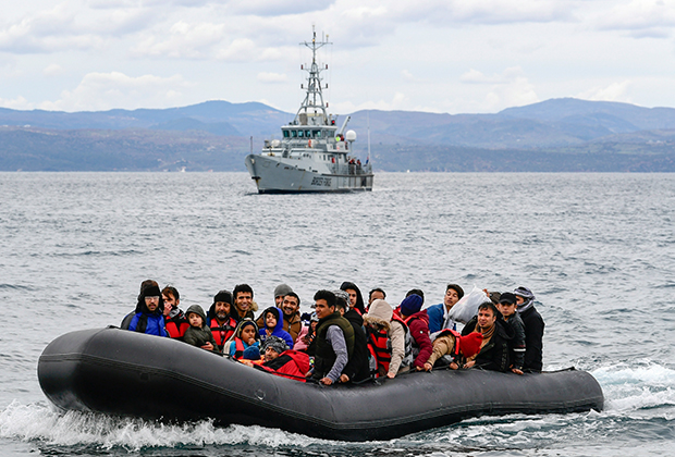 Беженцы из Турции прибывают на лодке в Грецию 