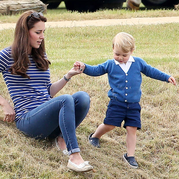 Принц Джордж в «кроксах» с матерью Кейт Миддлтон, герцогиней Кембриджской