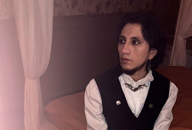 альпа музыкант эквадорский биография. pic dd20dfe5e11641d5617678b4d392f7d0. альпа музыкант эквадорский биография фото. альпа музыкант эквадорский биография-pic dd20dfe5e11641d5617678b4d392f7d0. картинка альпа музыкант эквадорский биография. картинка pic dd20dfe5e11641d5617678b4d392f7d0. Пообщаться с музыкантами удалось благодаря их переводчице Надежде. Эта симпатичная девушка со звонким голосом с радостью согласилась помочь. Она рассказала, что познакомилась с ребятами из Эквадора в Волгограде. «Просто проходила мимо, познакомились, и я решила им помогать», – сказала она. О себе Надежда не стала рассказывать, сославшись на некую примету. На вопрос, откуда она, девушка лишь ответила «отовсюду понемногу». Вместе с Надеждой мы подошли к эквадорцам, которые в это время оборудовали импровизированную сцену на улице Баумана, готовя очередное выступление. Переводчица подвела к молодому парню, который представился как Атик. Он оказался лидером группы и согласился рассказать о своих друзьях. альпа музыкант эквадорский биография. pic dd20dfe5e11641d5617678b4d392f7d0. альпа музыкант эквадорский биография фото. альпа музыкант эквадорский биография-pic dd20dfe5e11641d5617678b4d392f7d0. картинка альпа музыкант эквадорский биография. картинка pic dd20dfe5e11641d5617678b4d392f7d0. Пообщаться с музыкантами удалось благодаря их переводчице Надежде. Эта симпатичная девушка со звонким голосом с радостью согласилась помочь. Она рассказала, что познакомилась с ребятами из Эквадора в Волгограде. «Просто проходила мимо, познакомились, и я решила им помогать», – сказала она. О себе Надежда не стала рассказывать, сославшись на некую примету. На вопрос, откуда она, девушка лишь ответила «отовсюду понемногу». Вместе с Надеждой мы подошли к эквадорцам, которые в это время оборудовали импровизированную сцену на улице Баумана, готовя очередное выступление. Переводчица подвела к молодому парню, который представился как Атик. Он оказался лидером группы и согласился рассказать о своих друзьях.