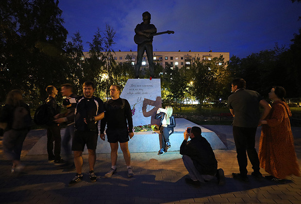 Памятник рок-музыканту Виктору Цою, установленный к 30-летней годовщине со дня его смерти в сквере на пересечении улицы Танкиста Хрустицкого и проспекта Ветеранов. Санкт-Петербург