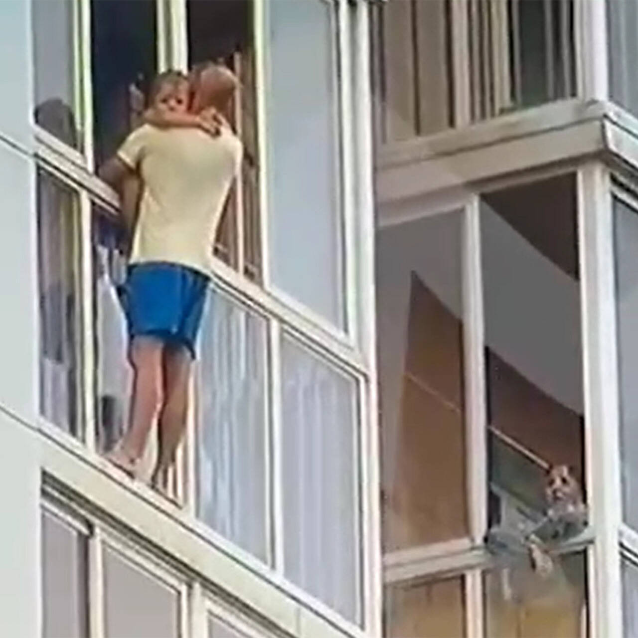 Скинул младенца с балкона