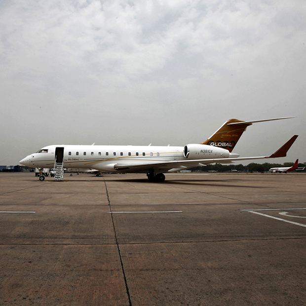 Бизнес-джет Bombardier Global 6000 на взлетно-посадочной полосе в аэропорту Нью-Дели, 2 июля 2012 года