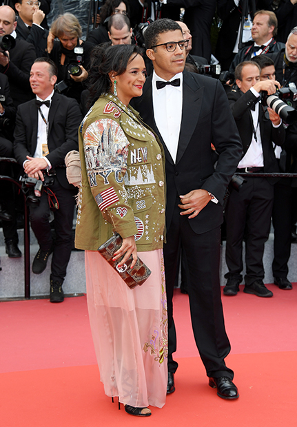 Изабель душ Сантуш и ее супруг Синдика Доколо на ковровой дорожке Каннского кинофестиваля, 14 мая 2018 года