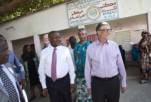 Алико Данготе и Билл Гейтс посещают клинику Аль-Хайр в Нджамене, Чад, 2018 год