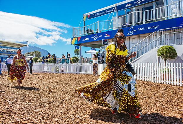 Женщины в платьях, вдохновленных африканскими мотивами, на ипподроме Кенилворт в Кейптауне, 2017 год