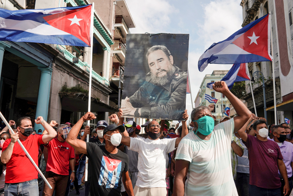 Власти Кубы ввели чрезвычайное положение: в Гавану введены войска и дополнительные подразделения сил безопасности. Стало известно о пострадавших как среди протестующих, так и среди правоохранителей. Правительственная газета Granma также заявила о гибели одного из демонстрантов. 

Президент Кубы Мигель Диас-Канель призвал «революционеров» — то есть сторонников власти, поддерживающих ценности Кубинской революции, — выйти на улицы, чтобы противостоять протестующим. В ряде кубинских городов прошли акции в поддержку правительства. Их участники скандировали «Слава революции!», «Я Фидель!» и «Канель, мой друг, народ с тобой!»
